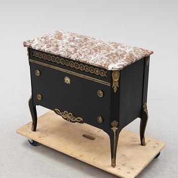 Byrå med stenskiva, gustaviansk stil, 1900-talets andra hälft.