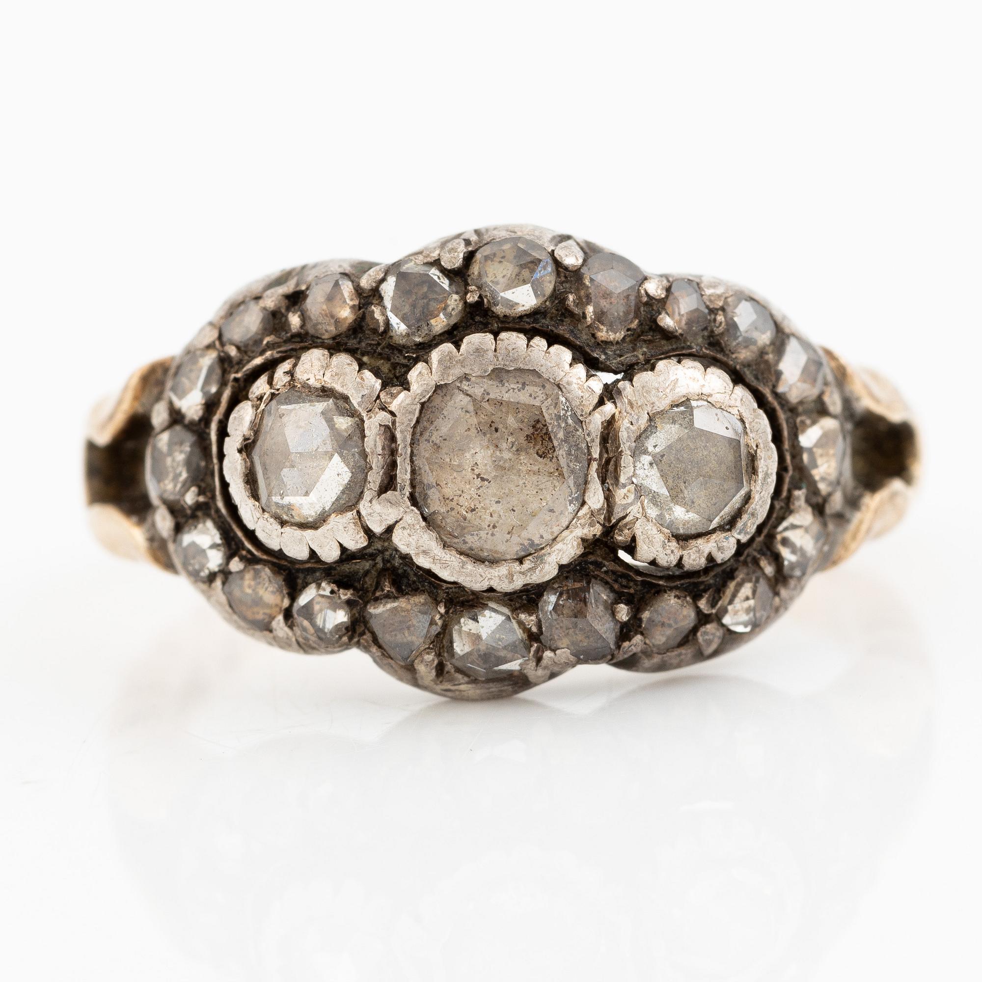 Ring 18K gold and silver with rose-cut diamonds.