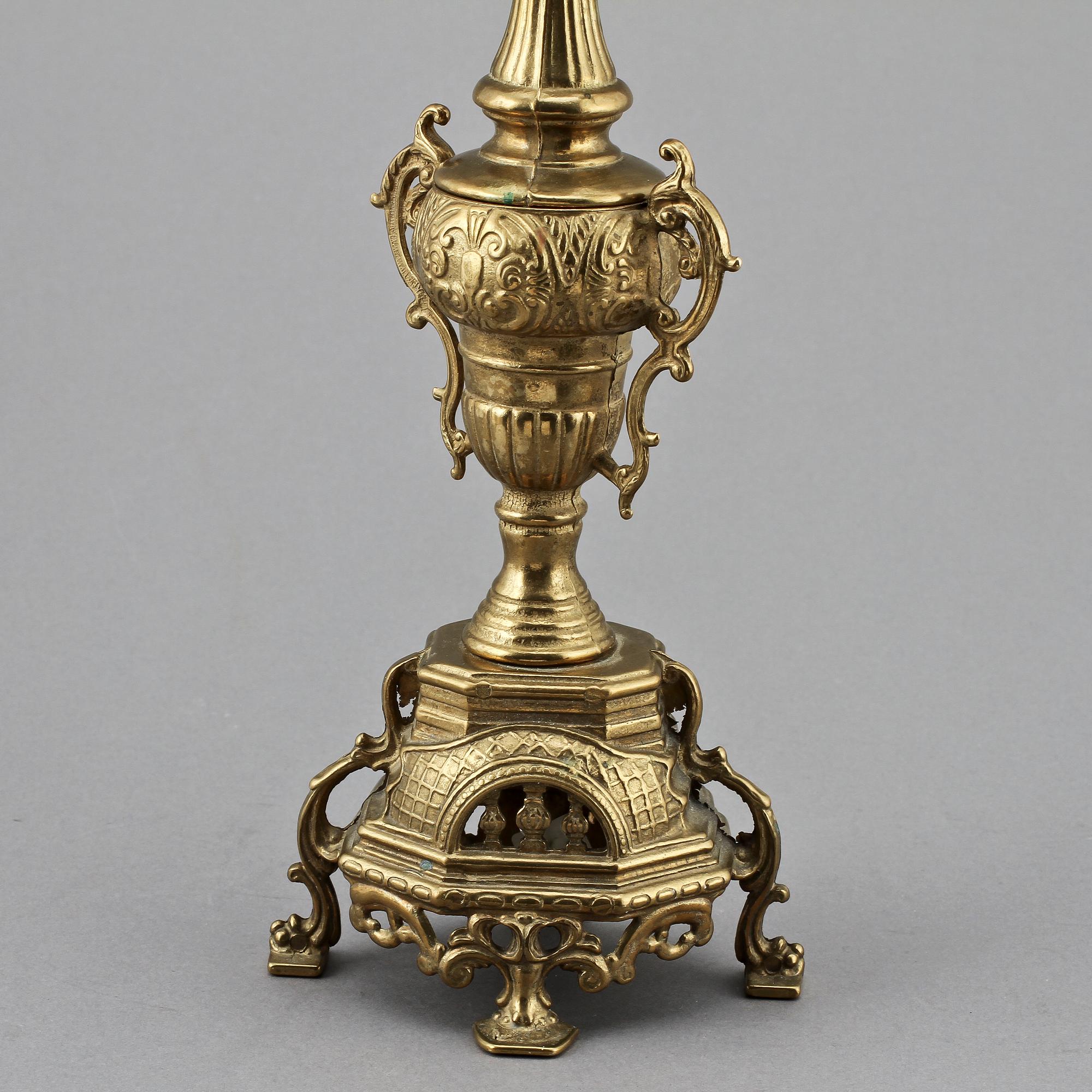 KANDELABRAR, ett par, gulmetall, Louis XV-stil, 1900-tal.