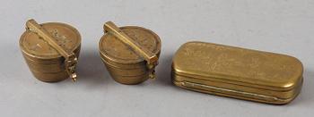MÅTTSATSER, 2 st samt SNUSDOSA. Mässing. 1800/1900-tal.