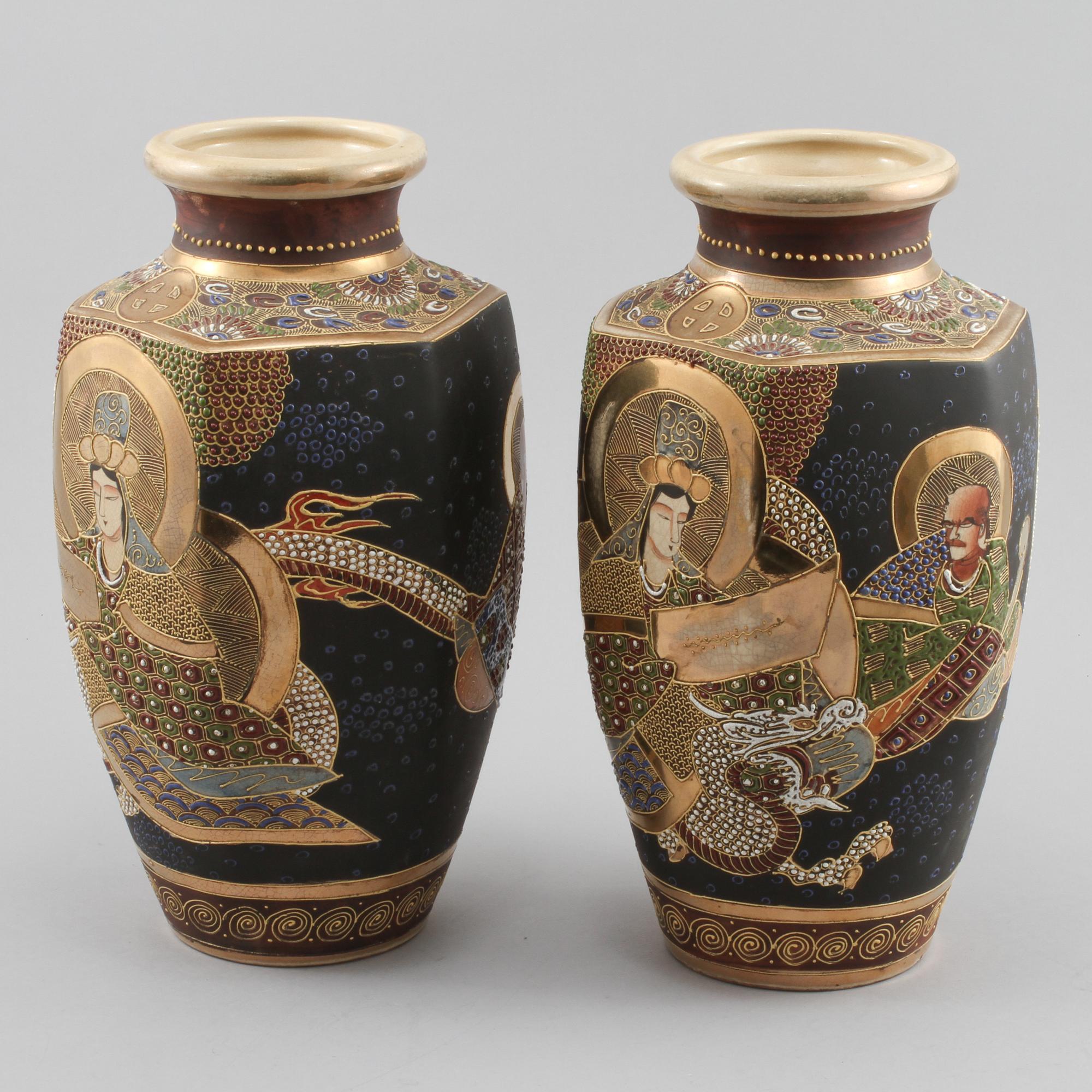 VASER, ett par, porslin, Satsuma, Japan, 1800-/1900-tal.