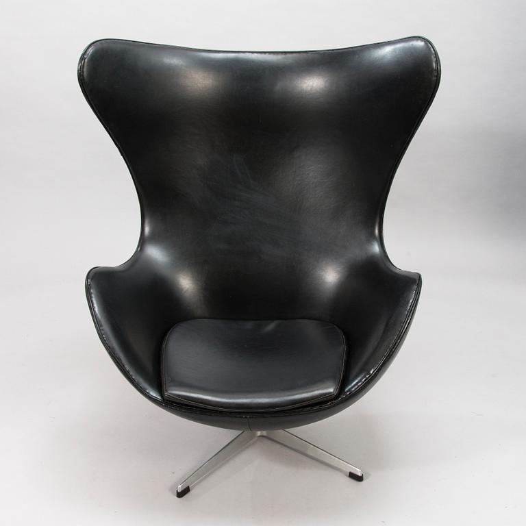 ARNE JACOBSEN, A 1960s arm chair "Egg chair" designed for Fritz Hansen, Denmark.