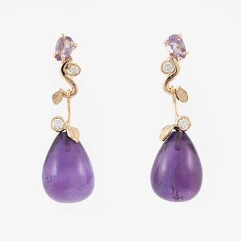 Earrings, 18K gold with drop-shaped amethysts, brilliant-cut diamonds, light amethysts.