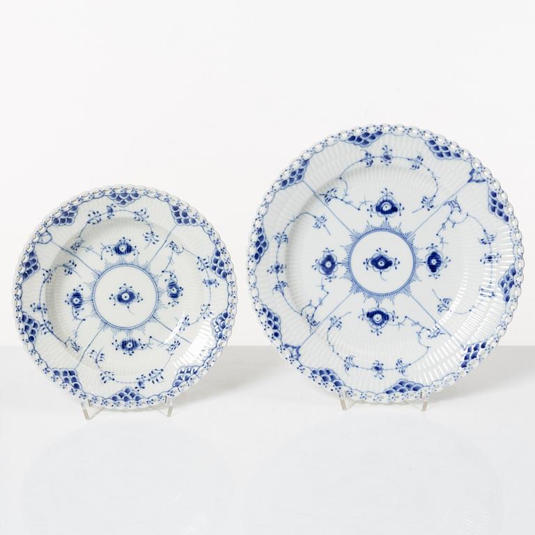 Royal Copenhagen, tallrikar, 32 st, "Musselmalet Helblonde", Danmark.