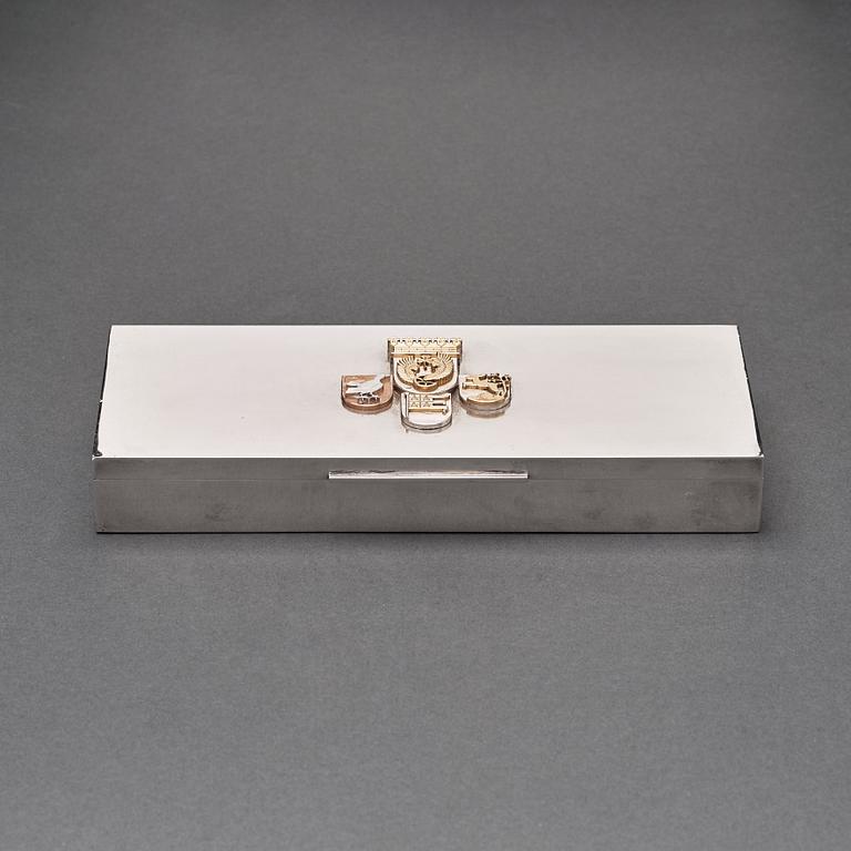 Wiwen Nilsson, a sterling rectangular box with a two colour gilt emblema in relief, Lund 1956.