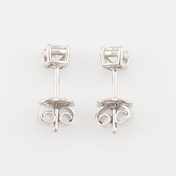 Earrings with brilliant-cut diamonds, accompanied by a GIA dossier.