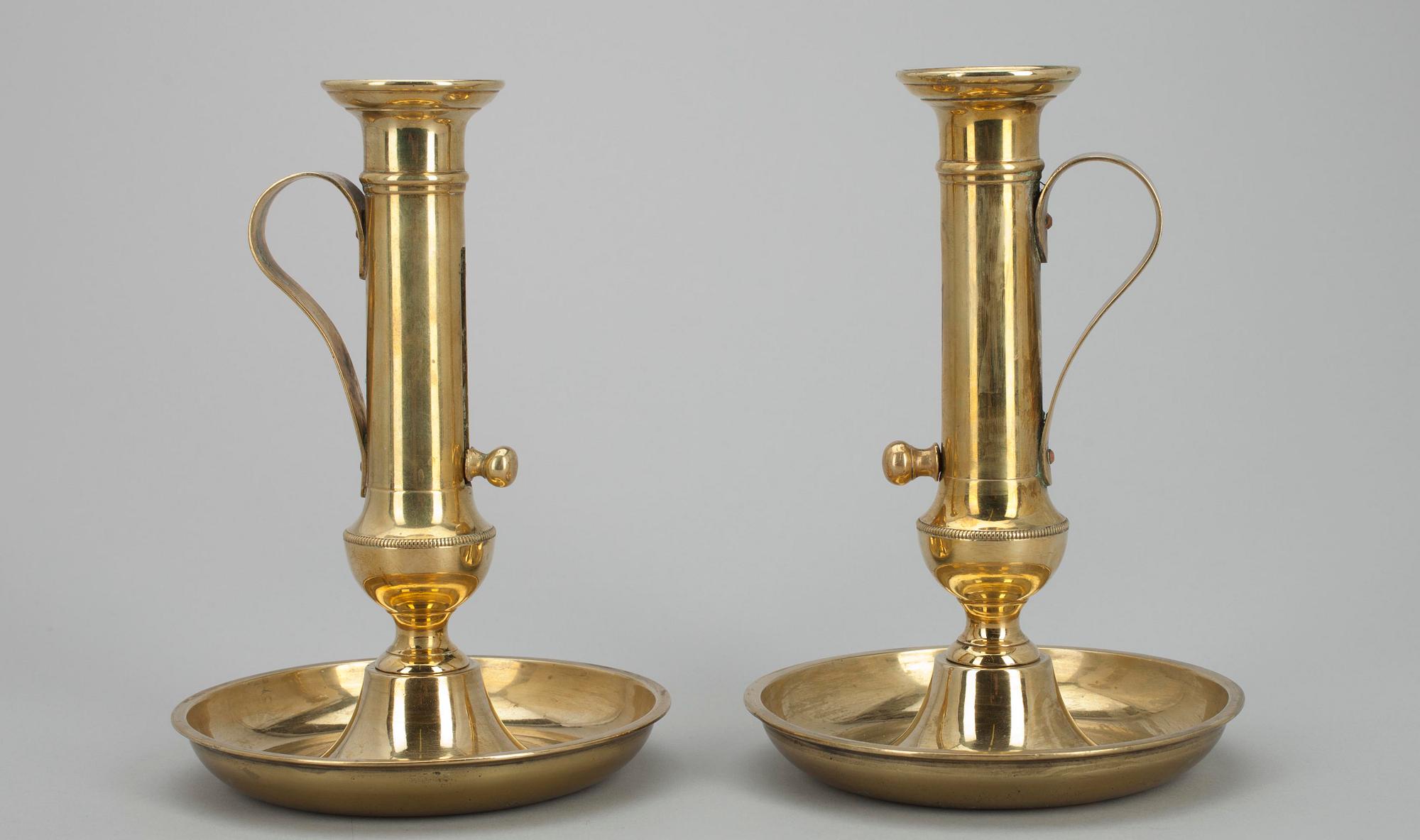 LJUSSTAKAR, ett par, mässing, trol. England, 1800-talets andra hälft.