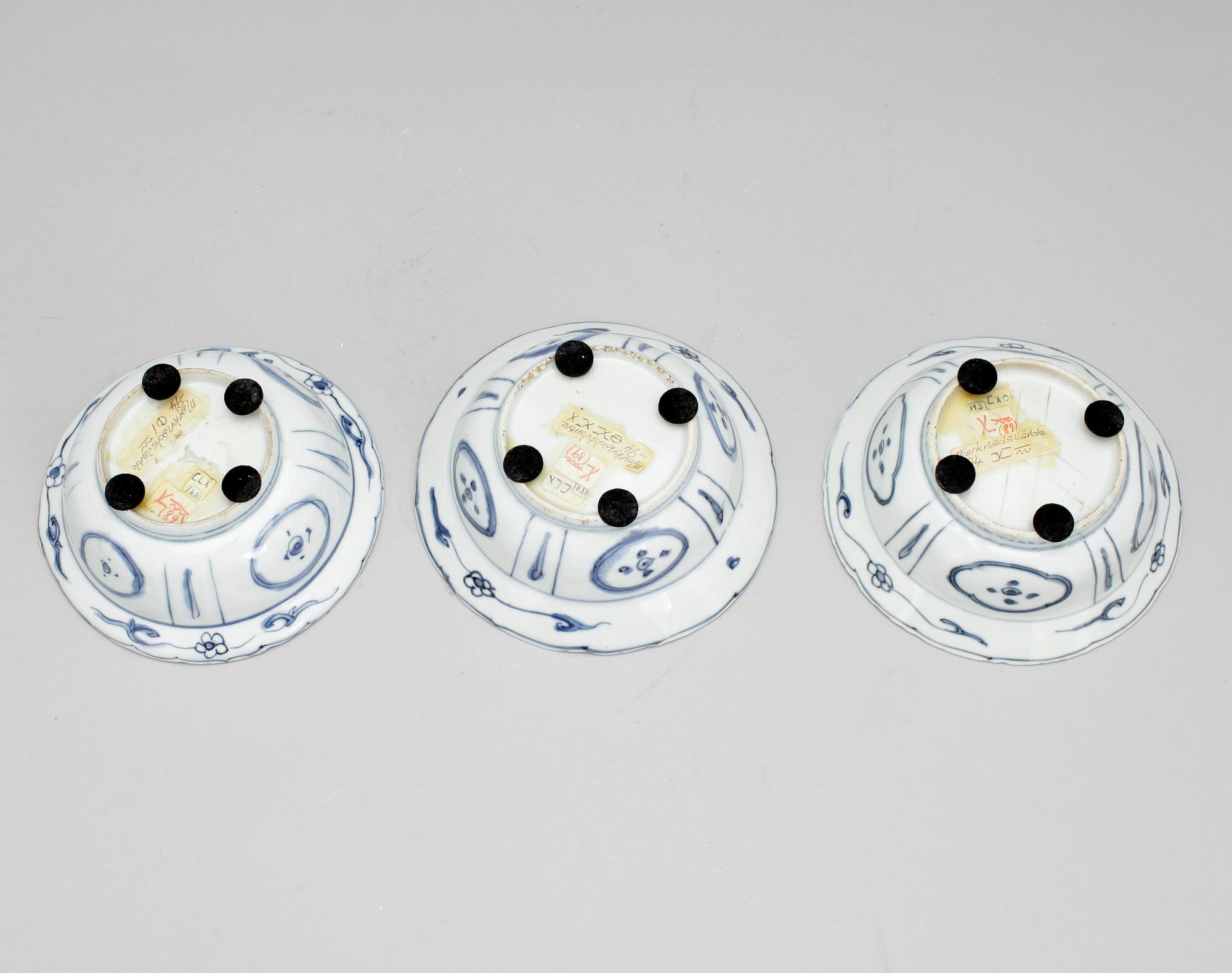 BÄRTALLRIKAR, 3 st. Porslin. Ming dynastin, Wanli (1572-1620).