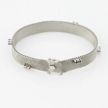 Armband, vitguld med åttkantslipade diamanter och safirer.