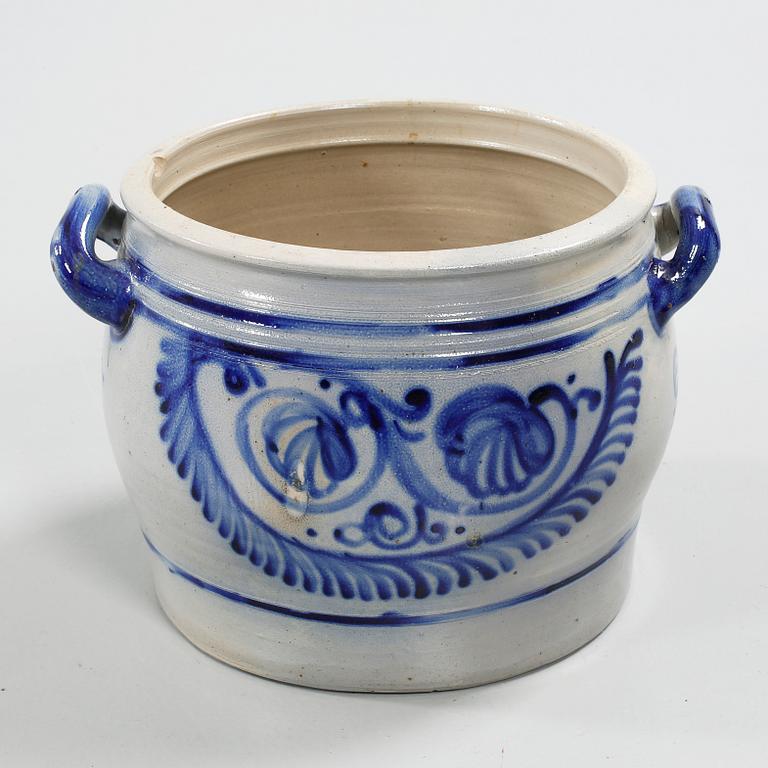 A large porcelain pot from the 20th century.