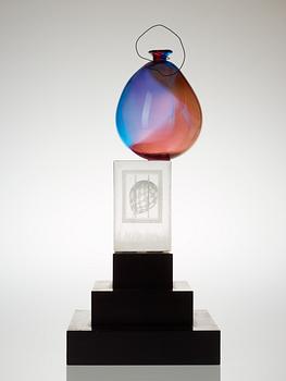 A Kjell Engman glas sculpture by Kosta Boda, 1988.
