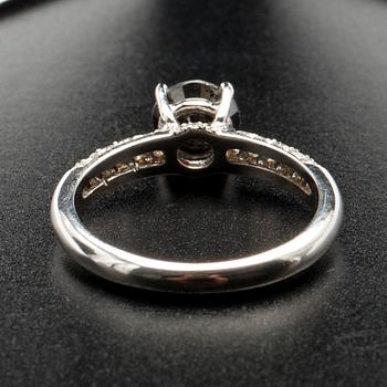 RING, vitguld 18K, svart diamant 1,15 ct, små diamanter tot. 0,40 ct. Vikt 3,5 g.
