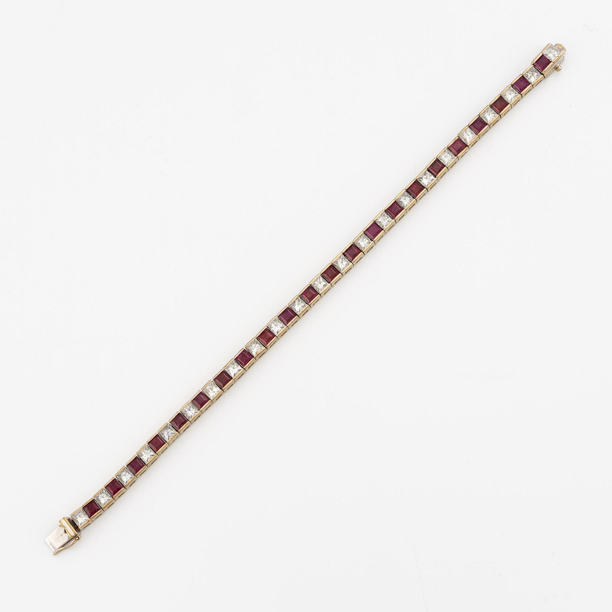 Armband 18K vitguld med rubiner och prinsesslipade diamanter.