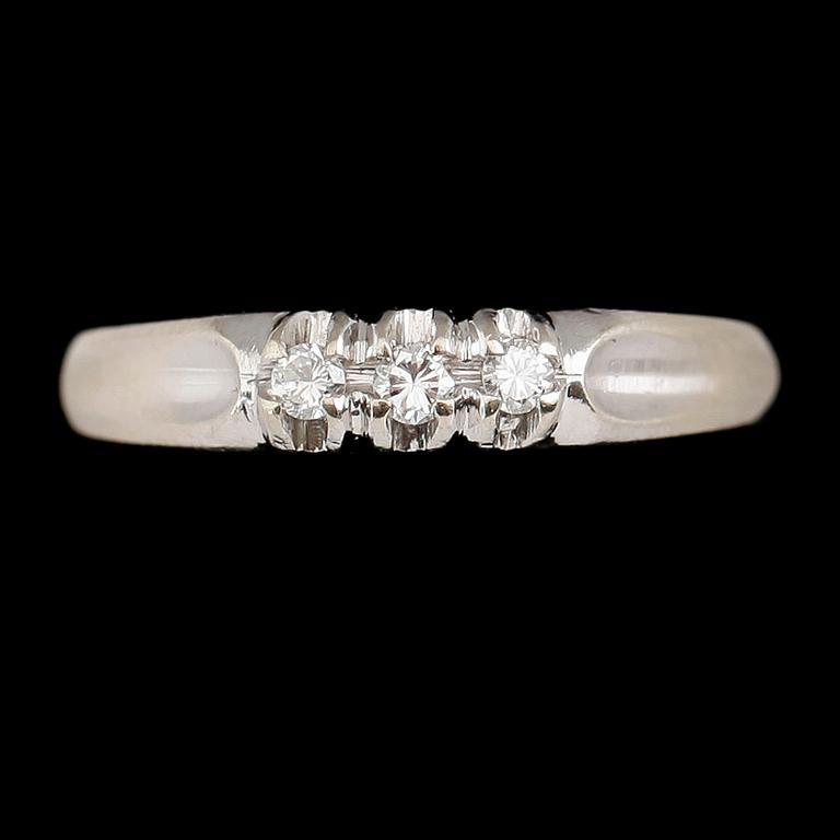SMYCKEN, 3 delar, 18 k vitguld, mindre diamanter, total vikt ca 7 g.