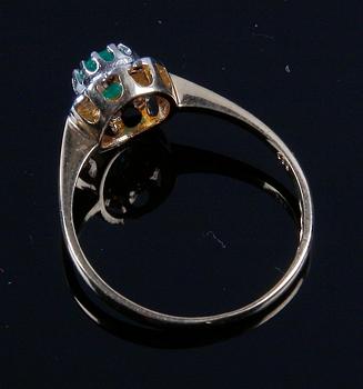 RING, 14 K guld, smaragd samt 10 diamanter.
