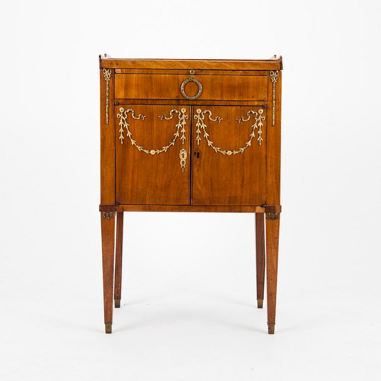 POTTSKÅP, gustaviansk, 1700-talets slut.