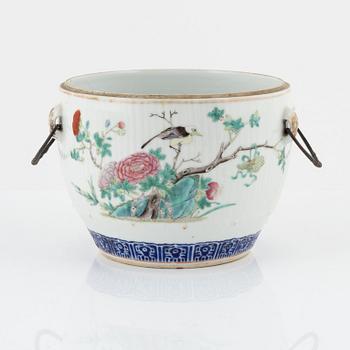 A porcelain bowl, China, 19th century.