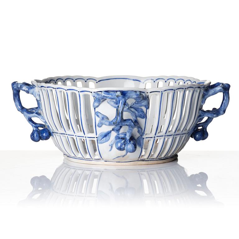 A Swedish latticed jugend flintware bowl and dish, Rörstrand, around 1900.