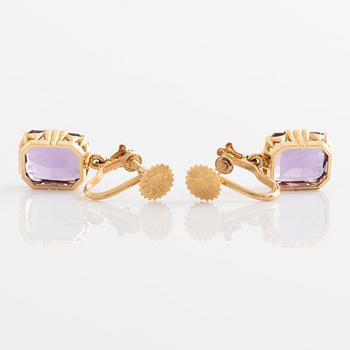 Earrings, a pair, and brooch in gold with amethysts.