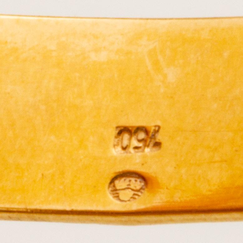 Bangle 18k gold with 1 charm, 19,3 g, does not open.