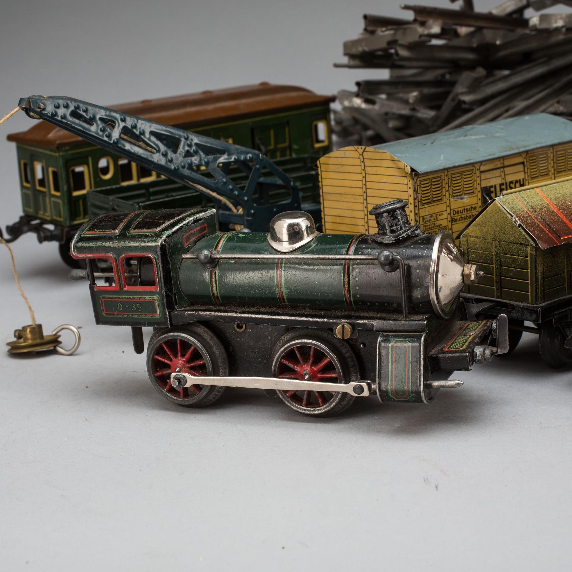 PARTI TÅG, RÄLS och TILLBEHÖR, 40 delar, bl.a Märklin och Bing, 1900-talets början.