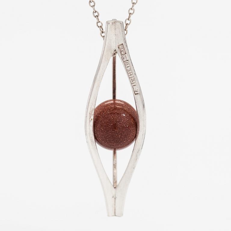 Elis Kauppi, A silver necklace with a goldstone pearl. Kupittaan kulta, Turku 1962.