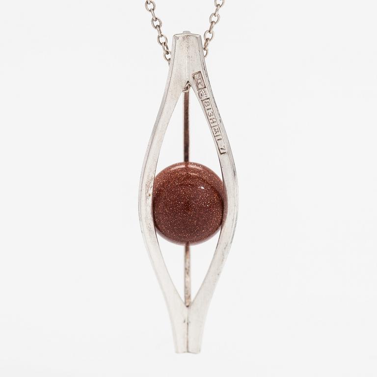 Elis Kauppi, A silver necklace with a goldstone pearl. Kupittaan kulta, Turku 1962.