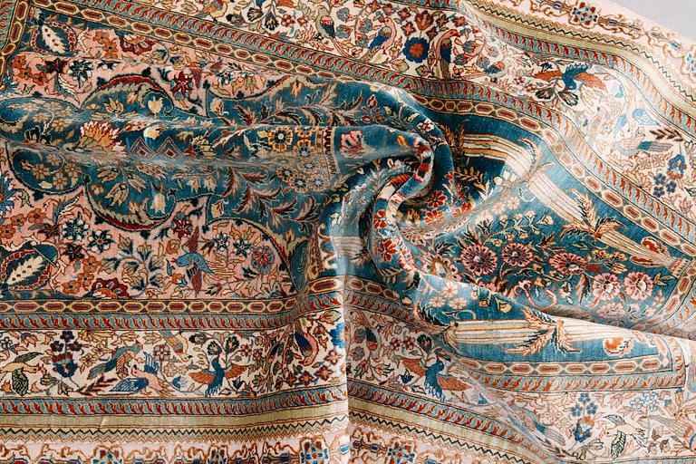 Matta, figural orientalisk silke, ca 121 x 77 cm.