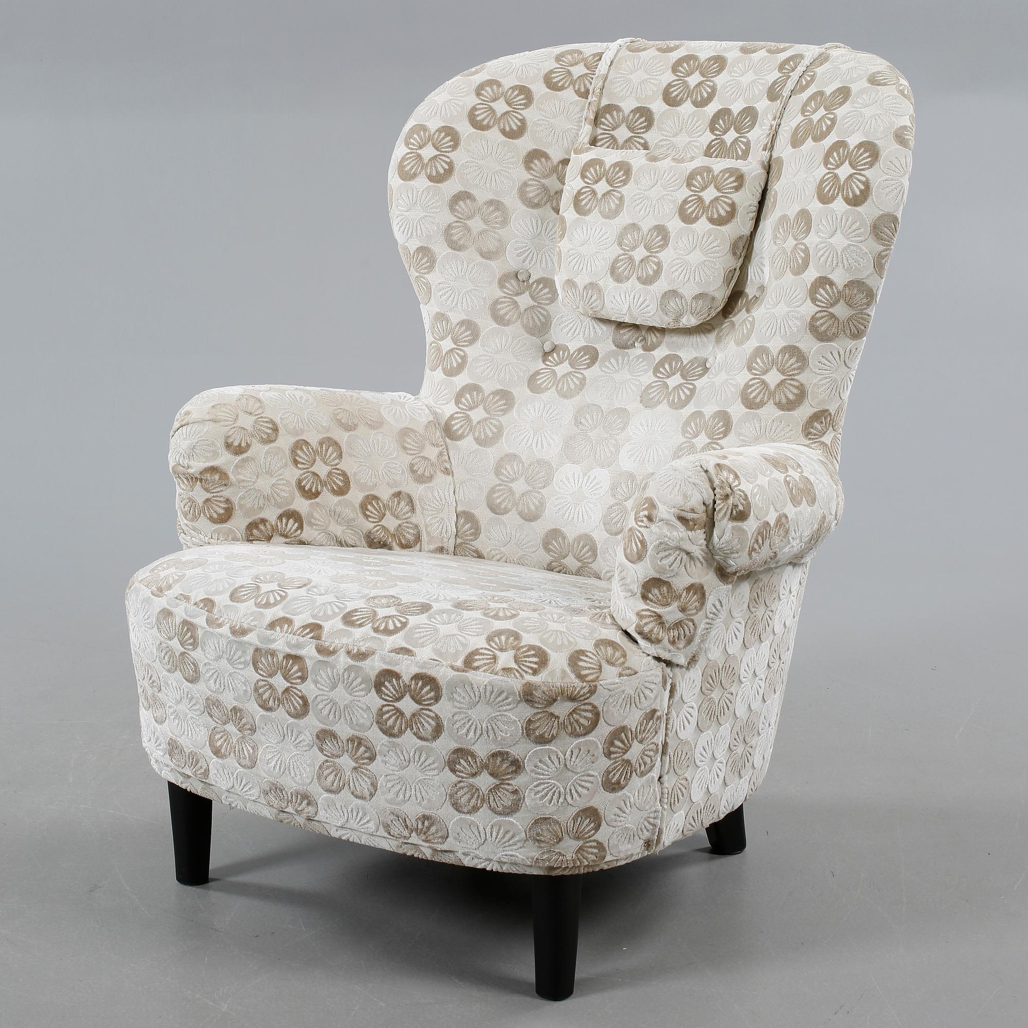 An armchair named "Rundrygg", designed by Carl Malmsten and made by OH Sjögren in 2011.
