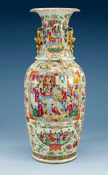 1437. A famille rose Canton vase, Qing dynasty, 19th Century.