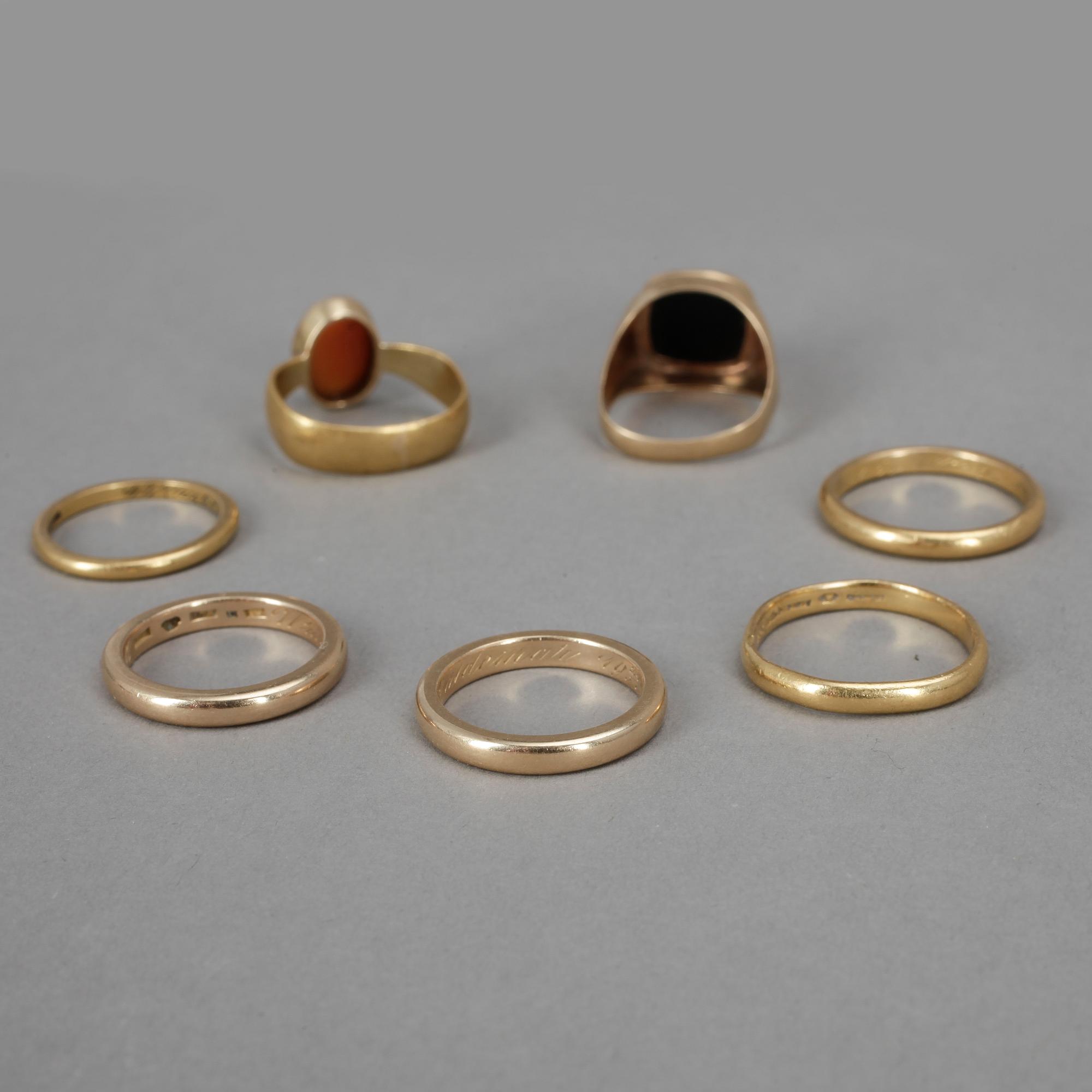 RINGAR, 7 st, guld, varav 2 med stenar, tot vikt 40 gram, mestadels 18 k.