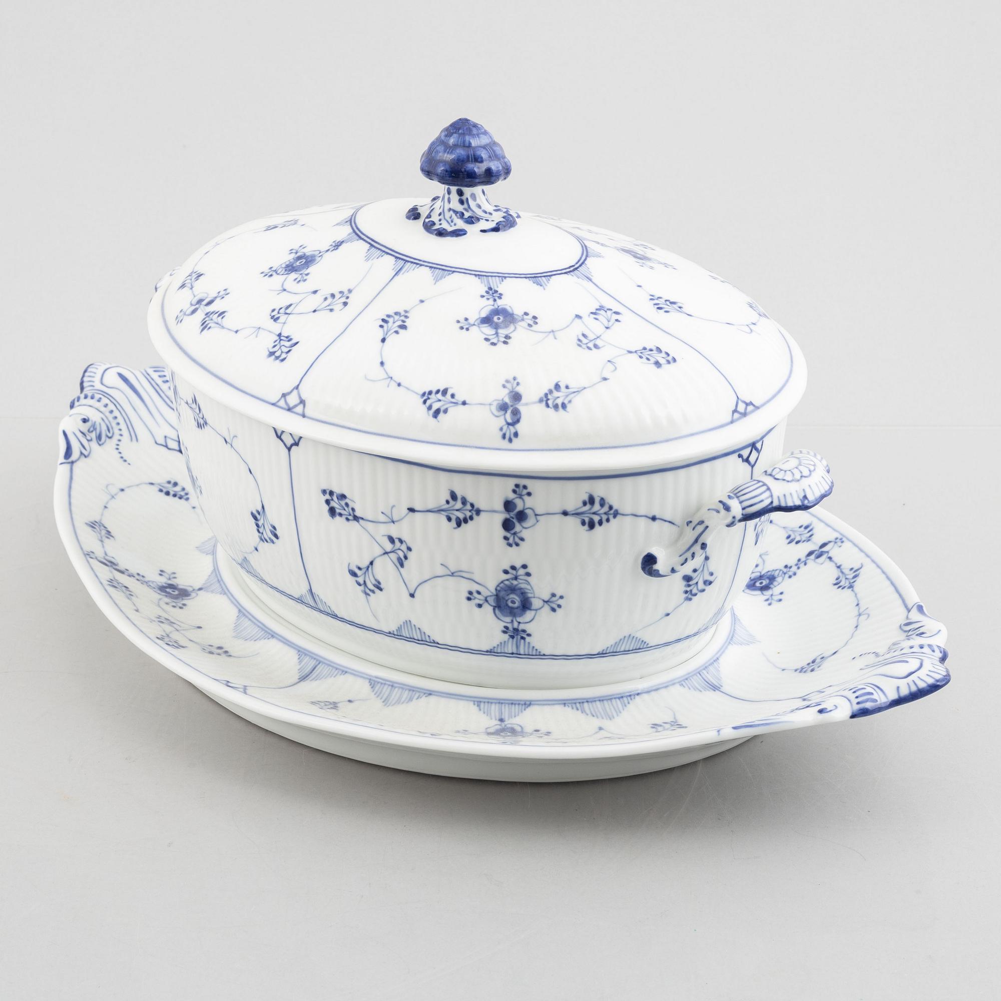 A Royal Copenhagen musselmaalet tureen with cover and stand, plain fluted, 1894-1900. Model 361.