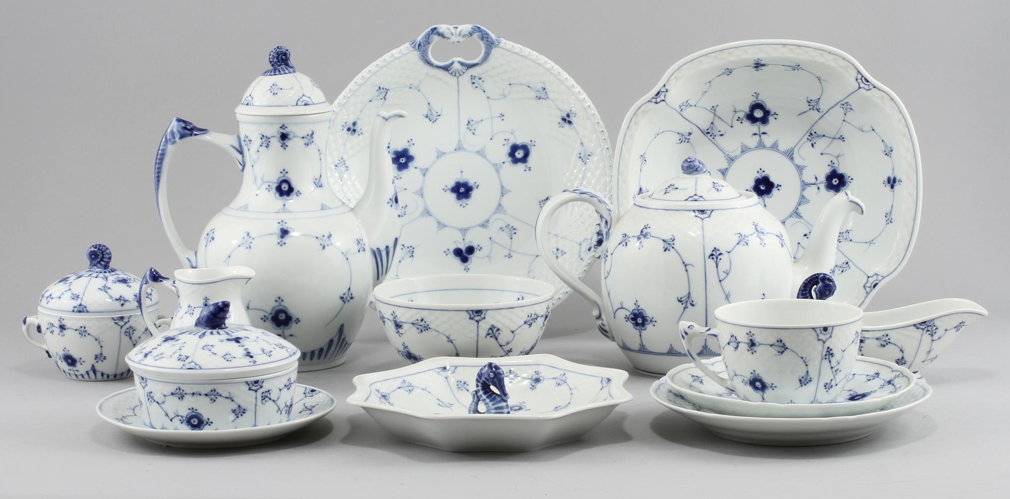 SERVISDELAR, 37 st, porslin, "Musselmalet", Bing & Gröndahl, 1900-talets andra hälft.