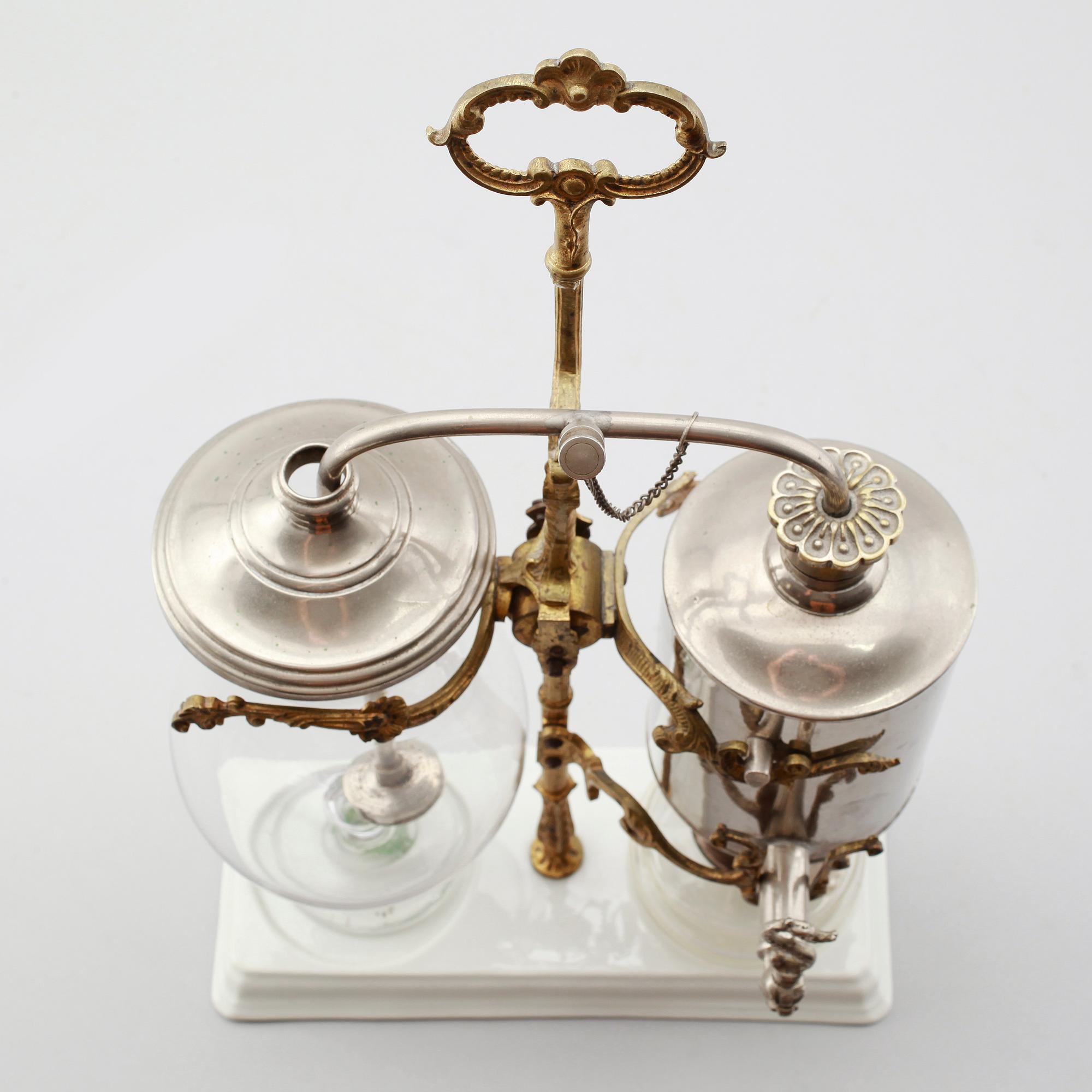 KAFFEPERKOLATOR, porslin, glas och mässing, omkring år 1900.