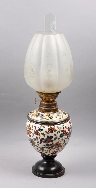 FOTOGENLAMPA, majolika, 1800-talets slut.