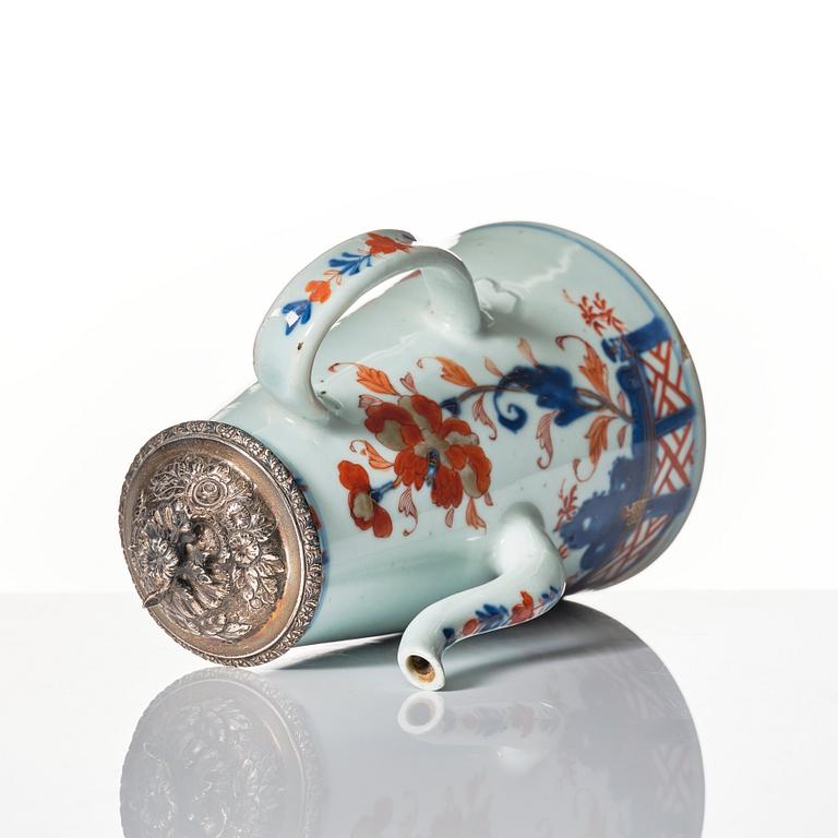 An imari coffee pot, Qing dynasty, early 18th Century.