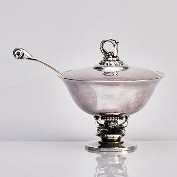 Georg Jensen, bonbonnièr med strösked, silver, Köpenhamn 1919-1927, design nr 234, sked design nr 74.