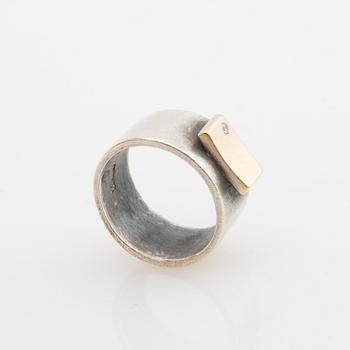 Claes Liljeroth, Ring of silver and 18K gold set with a round brilliant-cut diamond.