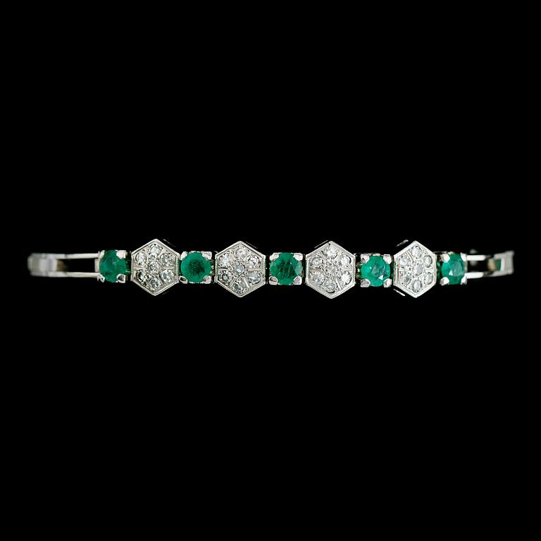 ARMBAND, 18K vitguld, med åttkantslipade diamanter tot ca 0.75 ct samt smaragder. Vikt ca 17 g.