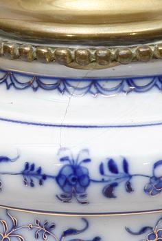 BORDSFOTOGENLAMPA. Porslin. Sent 1800-tal.