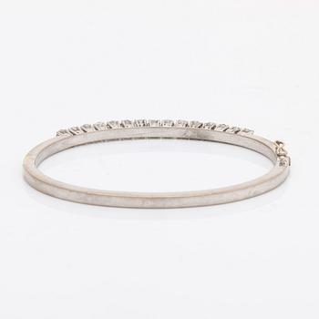 Bangle 18k whitegold old-cut diamonds approx 2,5 ct in total, inner diameter approx 17 cm, hinge mechanism.