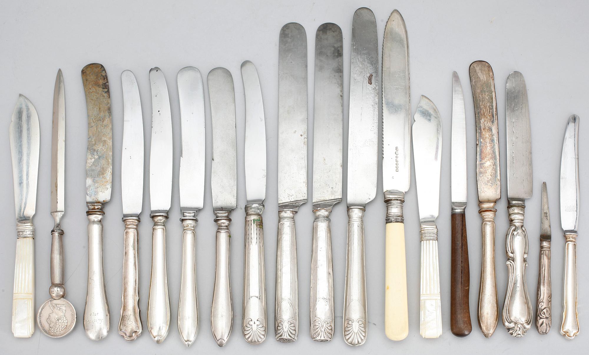 KNIVAR, 18 st, silver, varierade stilar och ålder. Tot vikt inkl. rostfria skaft och blad, samt handtag i ben. 900 gram.