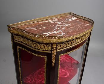 VITRINSKÅP, rokokostil. 1900-tal.