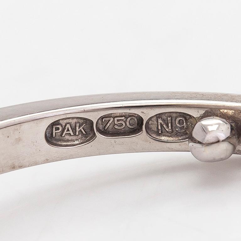 An 18K white gold ring, with an old cushion-cut diamond approximately 2.96 ct and brilliant-cut diamonds.