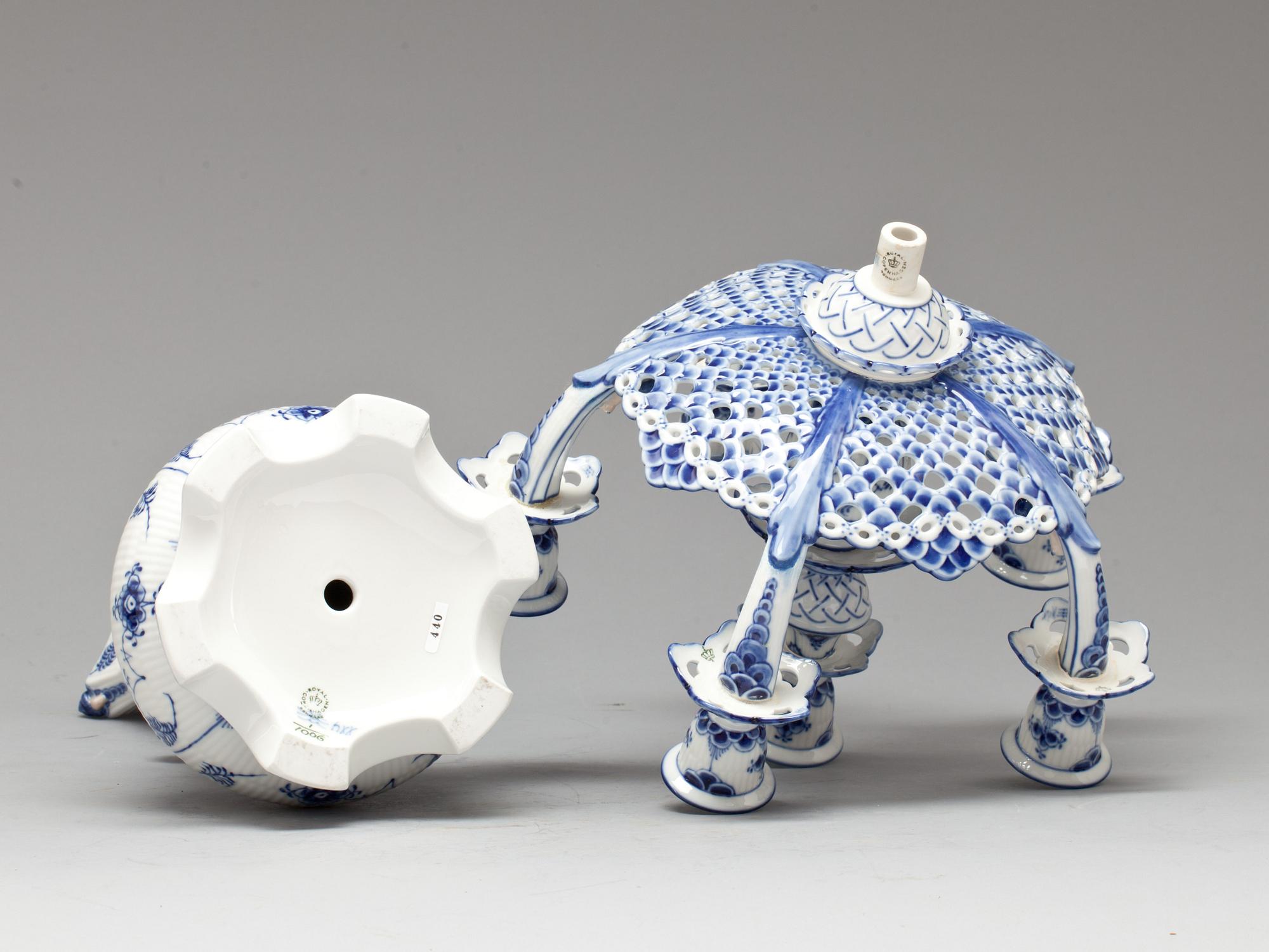 KANDELABER, porslin, "Musselmalet", Royal Copenhagen, 1964.