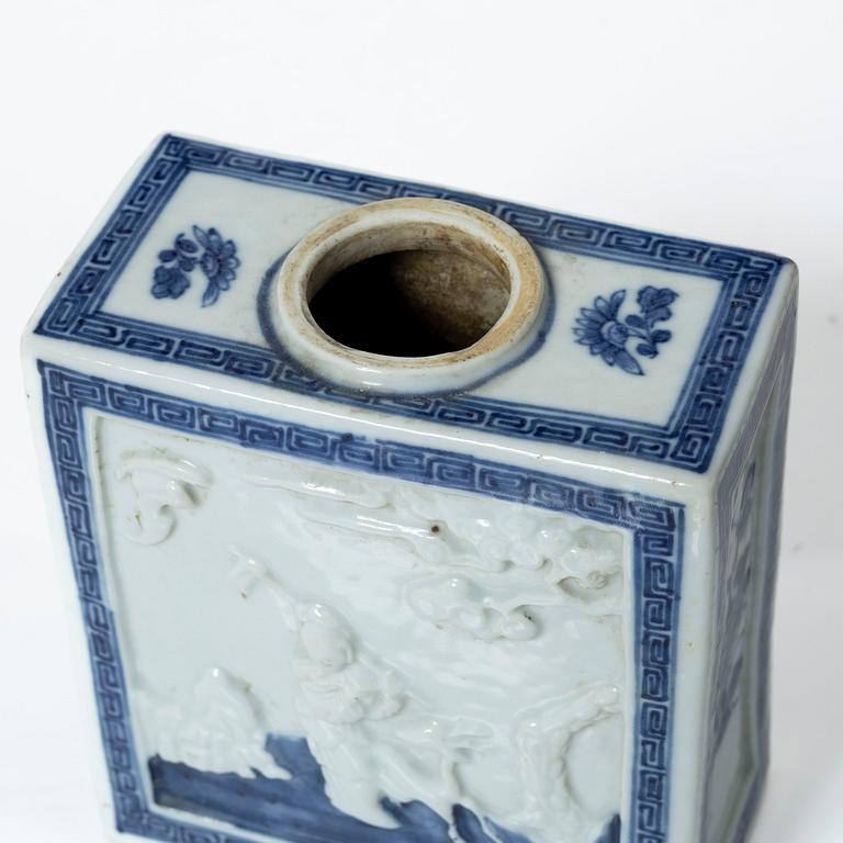 Tedosa, porslin. Qing dynastin, 1800-tal.