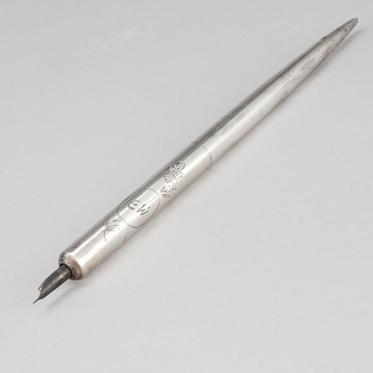 SKRIVBORDSSTÄLL, silver, Johan Alfred Appelgren, Åbo 1901, bläckpenna, silver 1931. Vikt tot. 340 g.