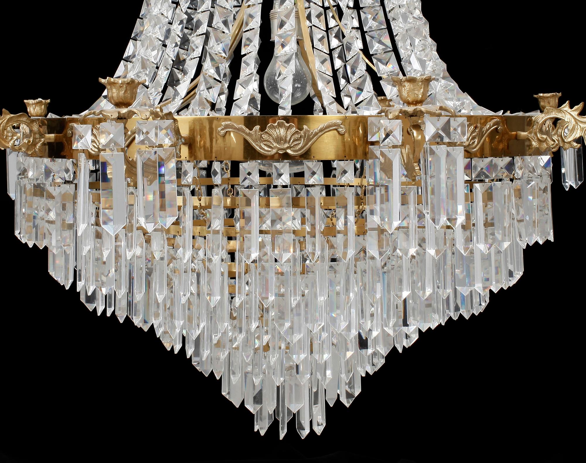 LJUSKRONA, eklektisk stil, modern tillverkning. Höjd: 128 cm.