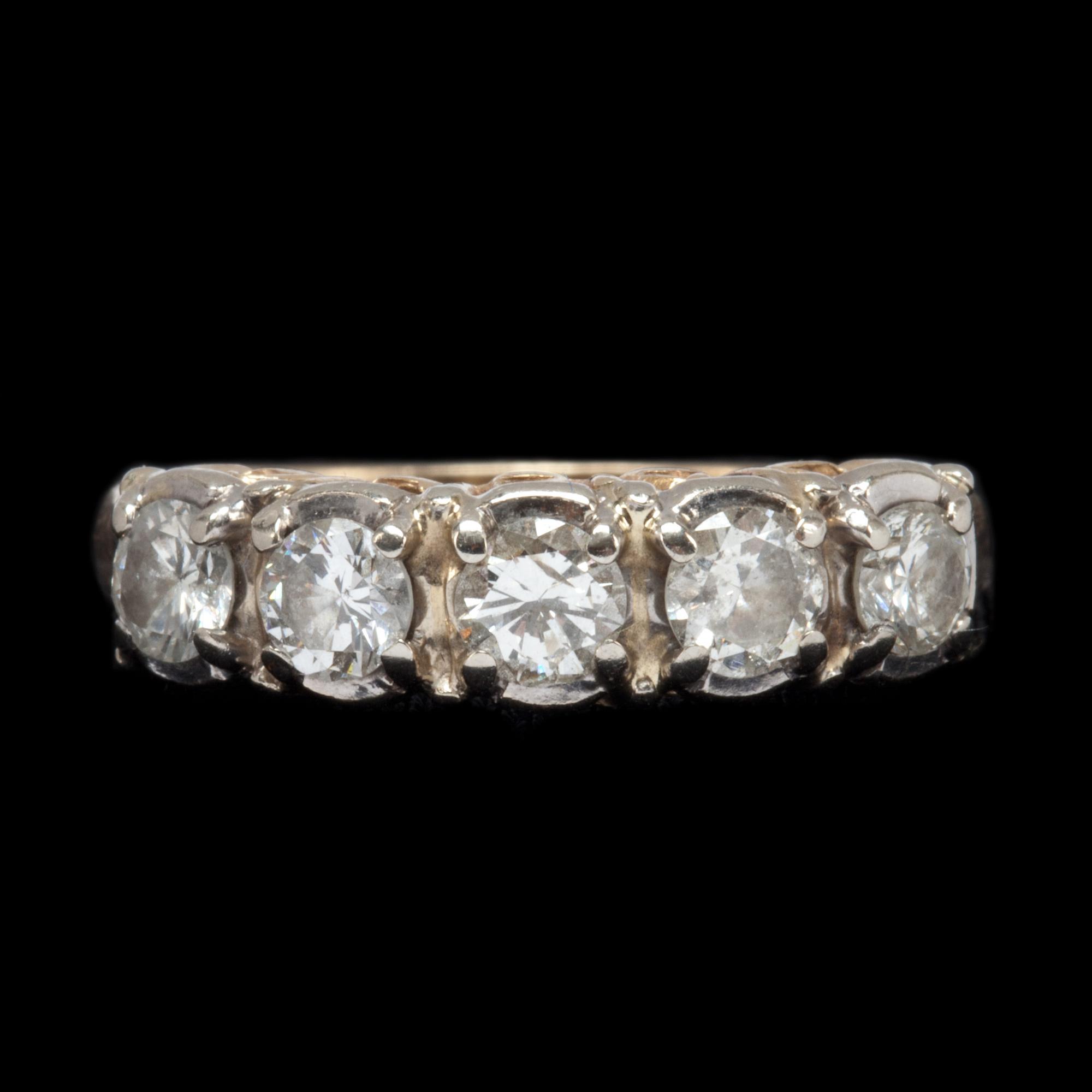 RING, 14k guld-vitguld, 5 briljantslipade diamanter, ca 0.90ct. Vikt ca 3g.