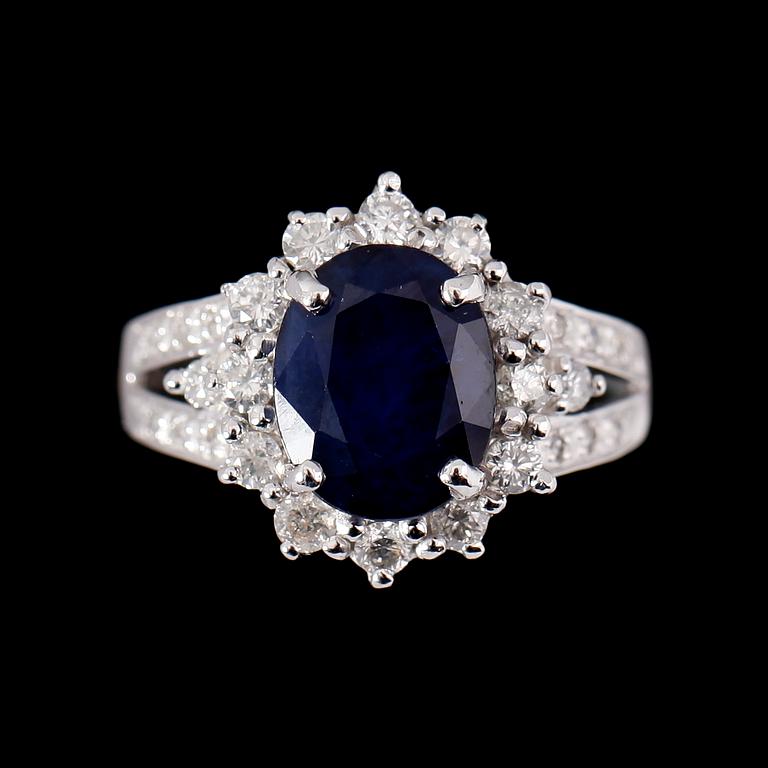 RING, 14 k vitguld, safir, briljantslipade diamanter.
